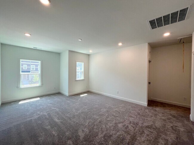 Building Photo - Spacious 5BD, 3BA Knightdale Home with Mod...