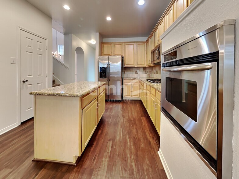 Building Photo - 1304 Carriage Ln