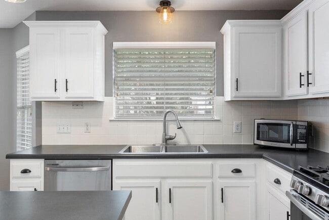 Building Photo - 14404 Ballycastle Trail