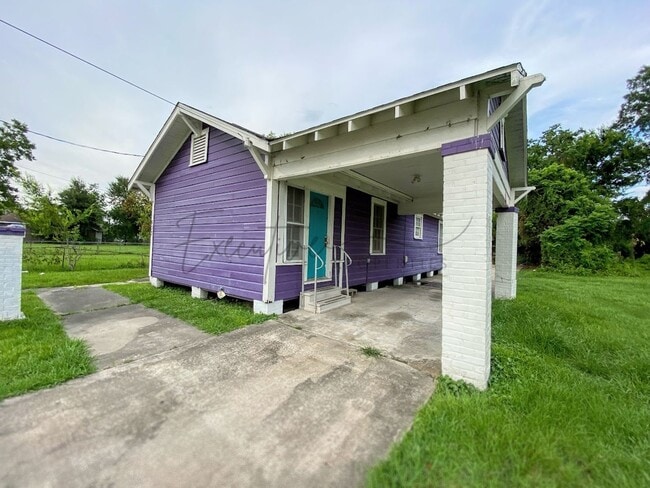 Building Photo - 2-Bedroom House with Bonus Space Near Downtown Lake Charles