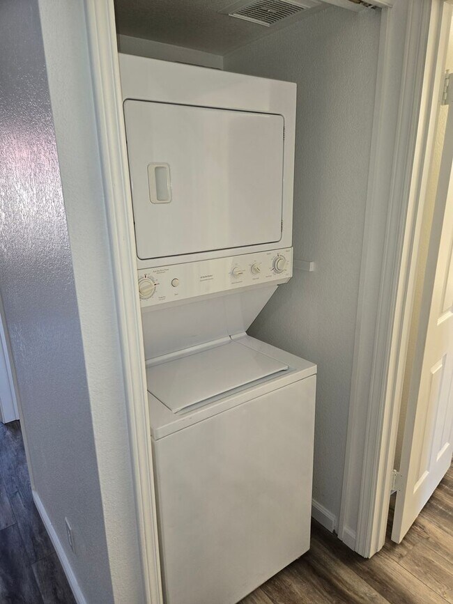 Building Photo - p203