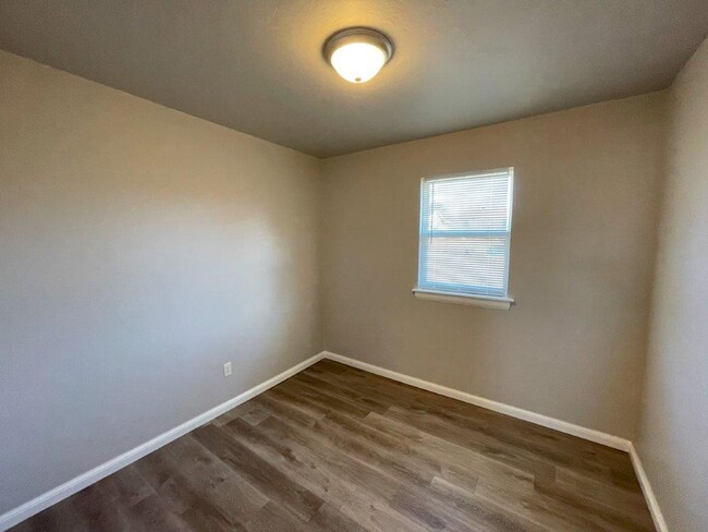 Building Photo - 3 bed one bath with Luxury Vinyl plank,  o...