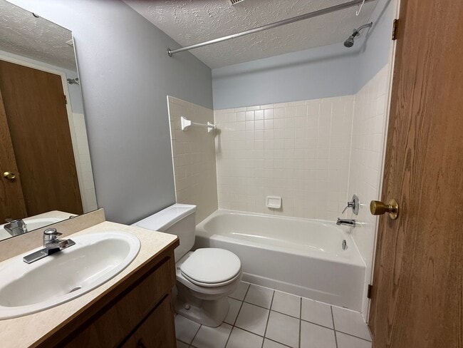 Building Photo - 2 Bedroom, 2 Bath Broadview Heights