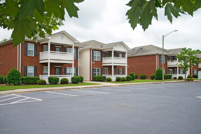 Building Photo - 2833 Holly Glen Dr