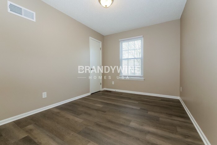 Building Photo - 6623 NW Sioux Dr