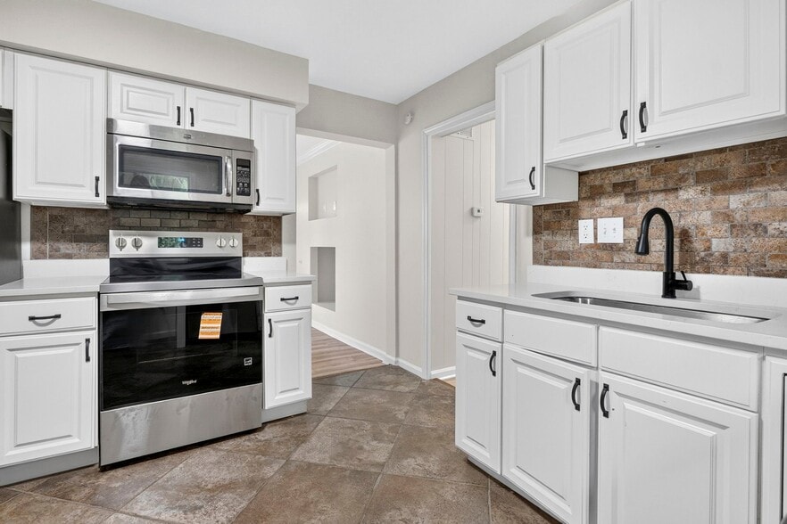 Building Photo - 121 Sunglow Dr