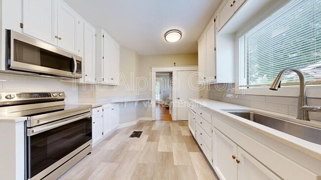 Building Photo - 2977 N Willamette Blvd