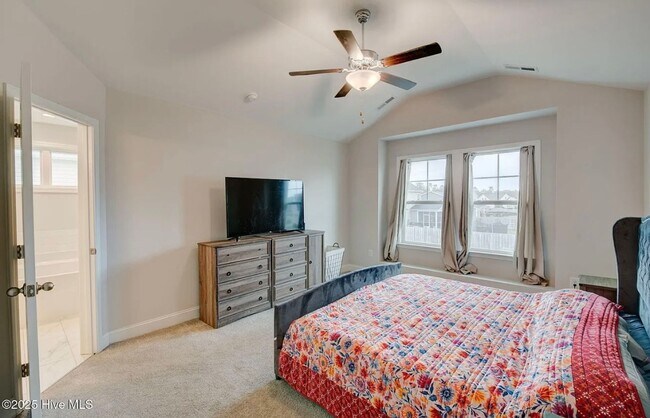 Building Photo - Single Family Home in Desirable Neighborhood