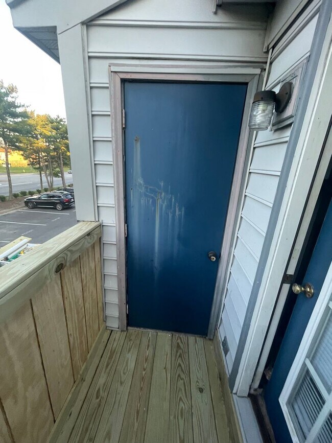 Building Photo - UPPER LEVEL SINGLE STORY CONDO IN HOLLAND ...