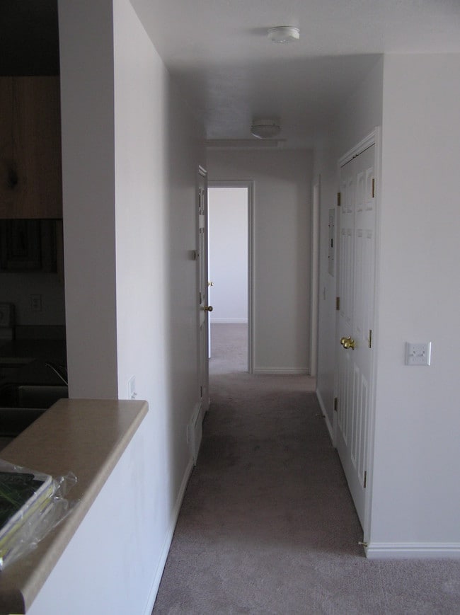Building Photo - 541 E Rosewood Way S