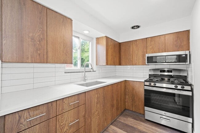 Building Photo - AVAILABLE AUGUST 1ST! DON'T MISS THIS BEAUTIFUL 3 BEDROOM IN WEST MIFFLIN!