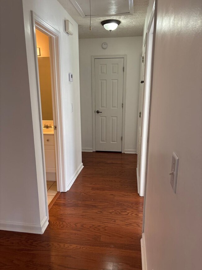 Building Photo - AVAILABLE NOW!