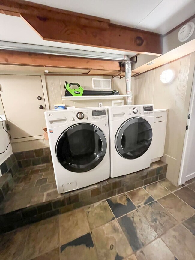 Building Photo - 522 Cascade Dr