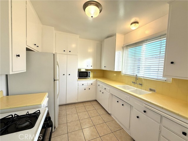 Building Photo - 665 S Lake Ave