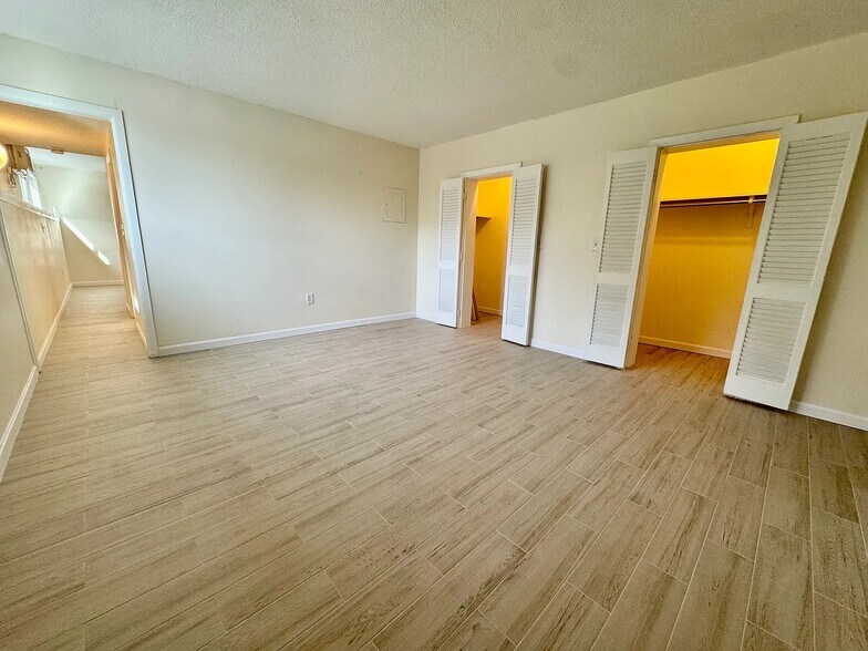 Bedroom. - 20 School Ave