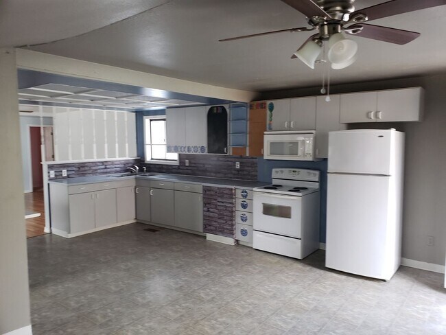 Building Photo - Available NOW - North End 3 bed 2 bath with a Fenced Yard