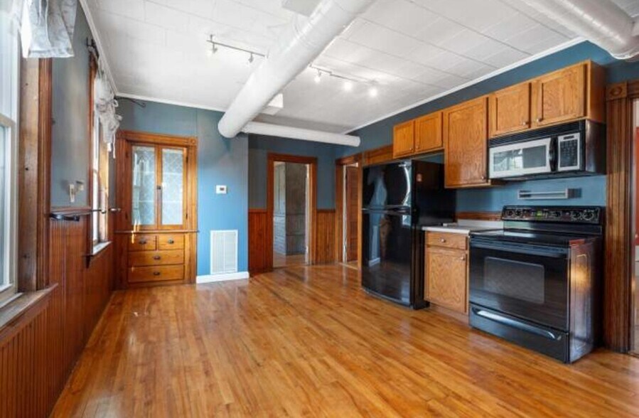 Eat-in kitchen with built-in pantry - 33 Krakow Ave