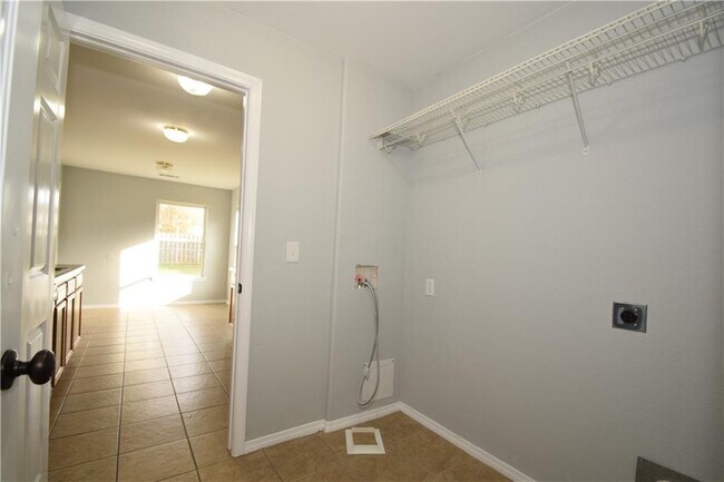 Building Photo - 903 SW Sandrock Rd