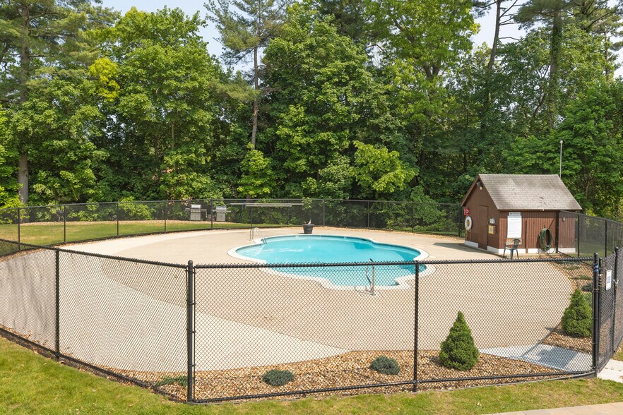 Building Photo - 205 Great Rd