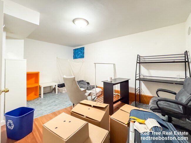 Building Photo - 28 Linden St