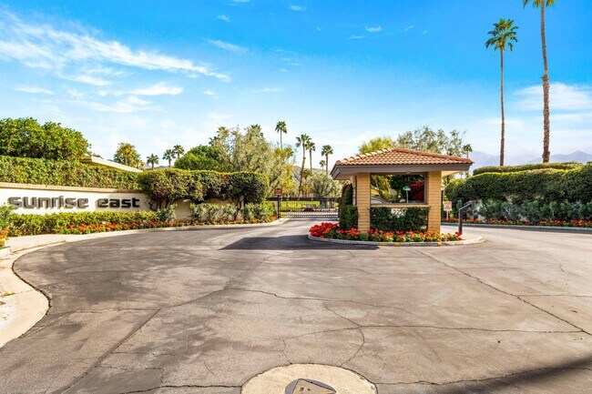 Primary Photo - 2288 Oakcrest Dr