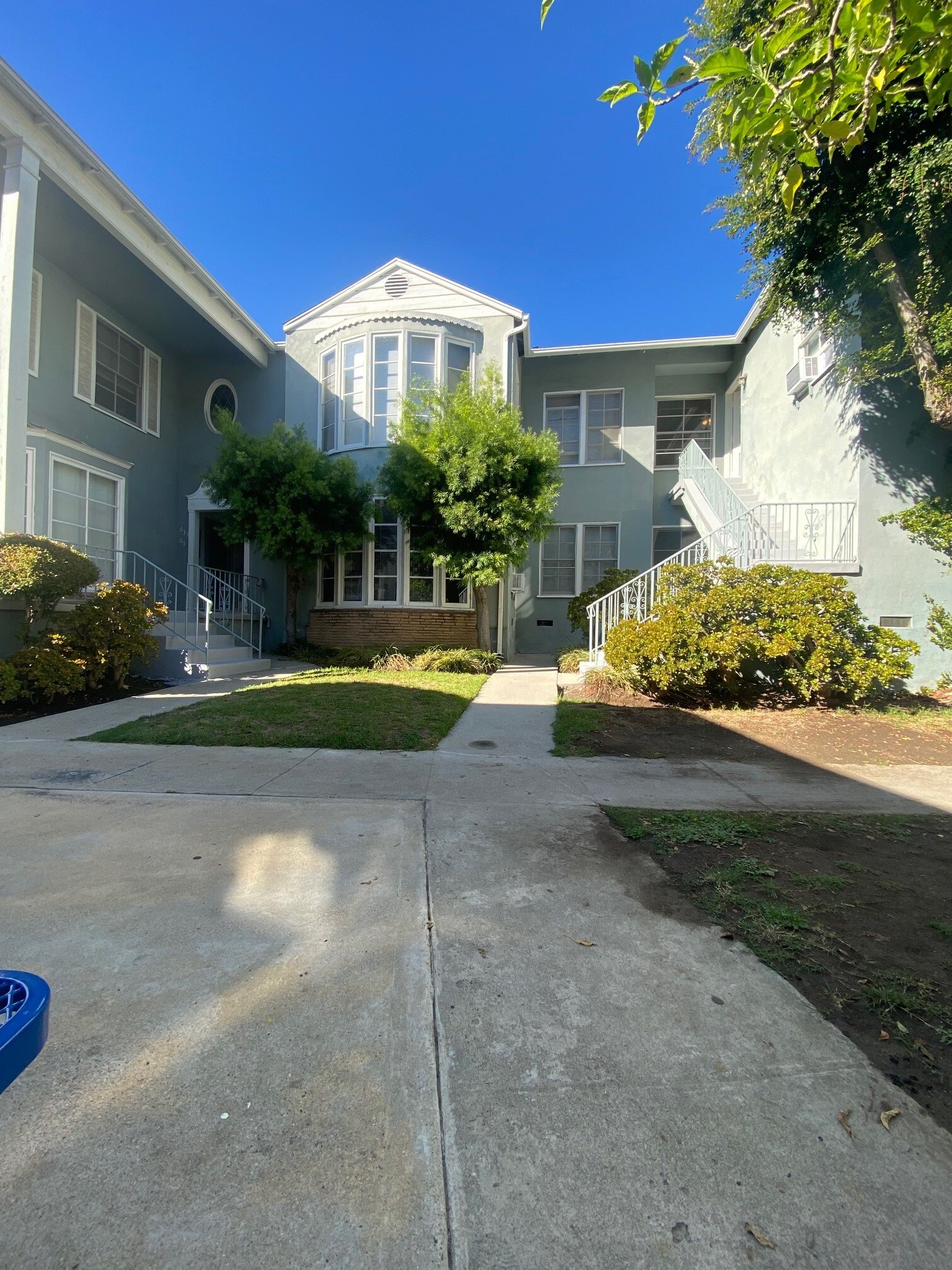 Building Photo - 609 Kelton Ave