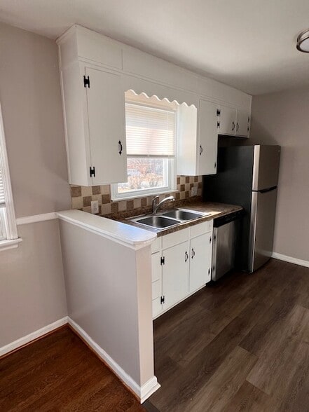 Building Photo - 5680 Meadowcrest St