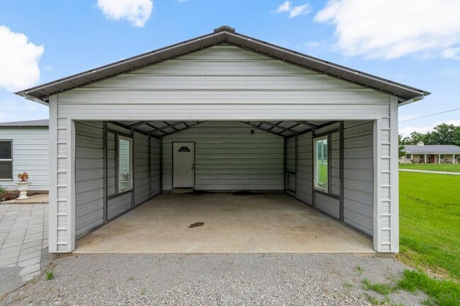 Building Photo - Modern Comfort on 1 Acre in Coweta – Available Now!