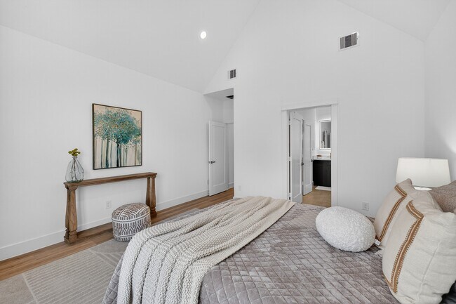 Building Photo - 305 Marcella St