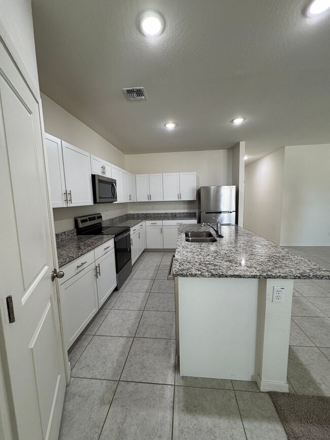 Building Photo - LIKE NEW HOME IN TORTOSA IN MARICOPA