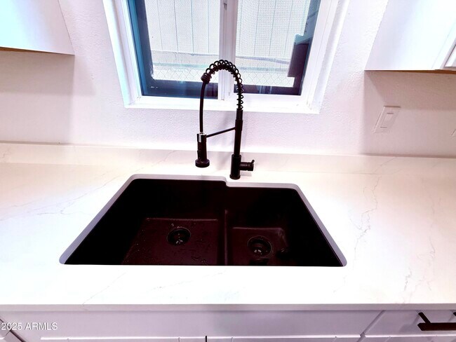 Building Photo - 1009 E Chipman Rd