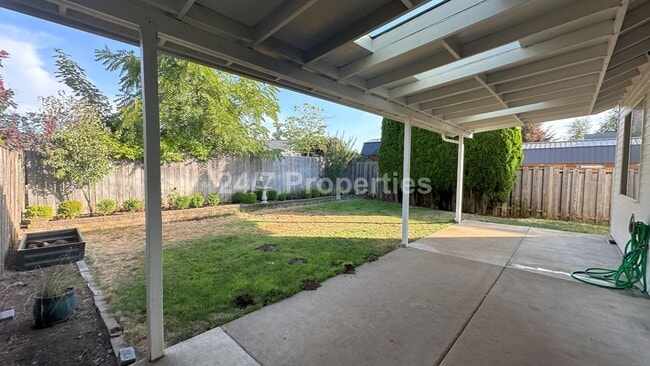 Building Photo - 3 BD | 2 BA Duplex with Fenced Backyard an...