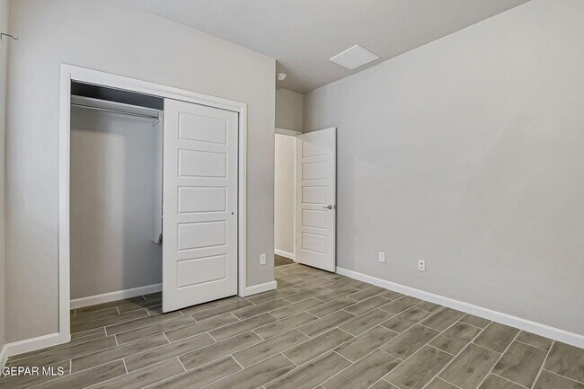 Building Photo - 6061 Cinnamon Pk St