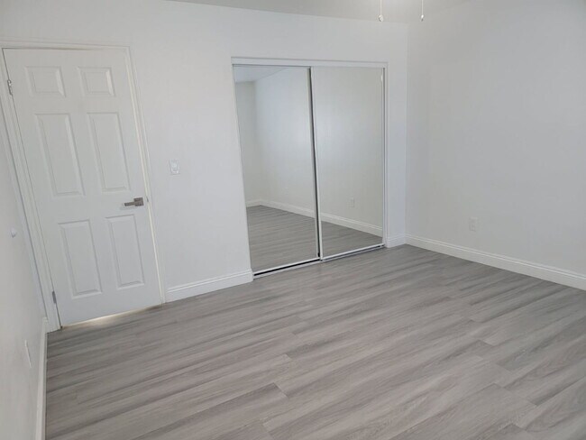 Building Photo - New Gas Range & Refrigerator.  Spacious rooms, private yard and RV parking.  Must see - Won't las...