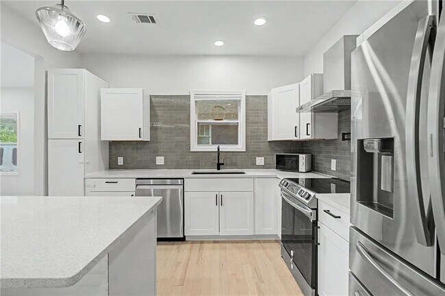Building Photo - 827 Elbert St SW
