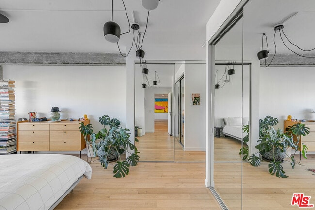 Building Photo - 7135 Hollywood Blvd