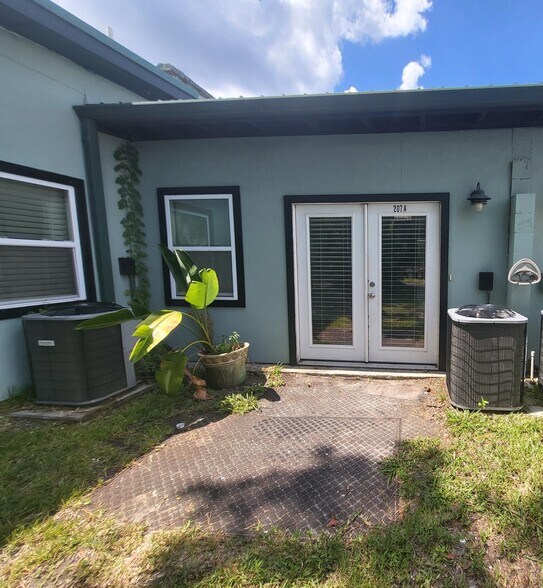Patio - 207 W King St