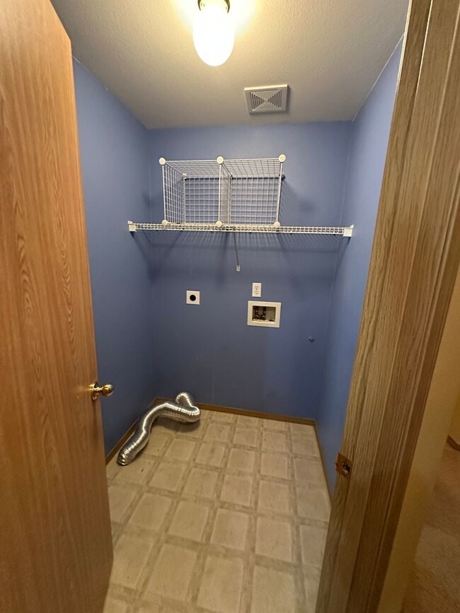 Building Photo - 3 BedRoom , 2 Bathroom , 2 Car Garage , AC