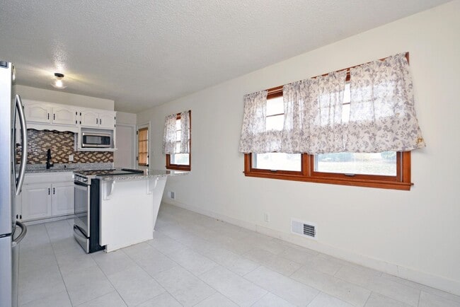 Building Photo - Spacious 4-Bed 1.5 Bath Home Available Now...