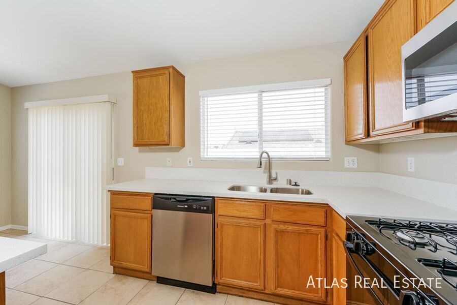 Building Photo - 617 Lava Beds Way