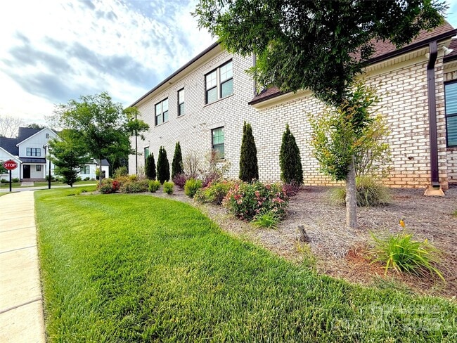 Building Photo - 3066 Belden Dr