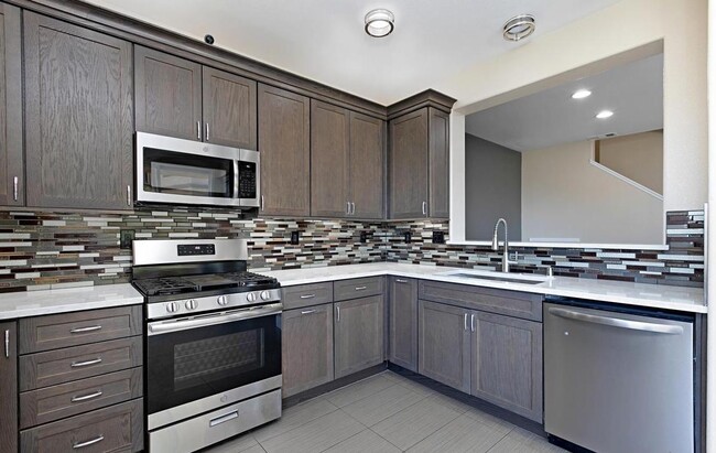Building Photo - 6313 Avenida De Las Vistas