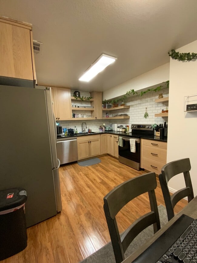 Building Photo - 761 E 820 N