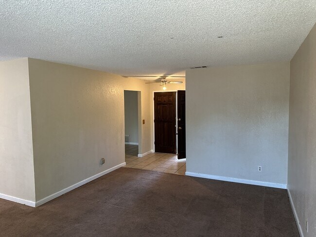 Building Photo - MANTECA 3 BEDROOM 2 BATH HOME