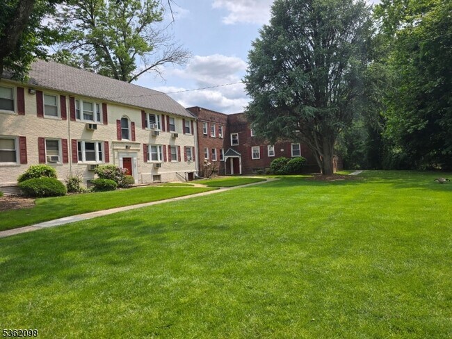 Primary Photo - 933 E Front St