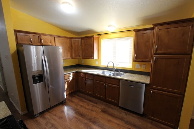 Building Photo - Move-in Special! Home in Christmas Tree es...