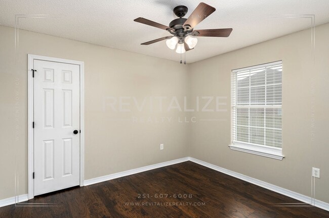 Building Photo - Gorgeous 3 Bed 2 Bath Brick Cottage on Corner Lot