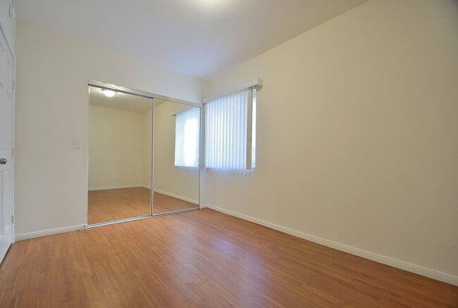 Building Photo - w4336