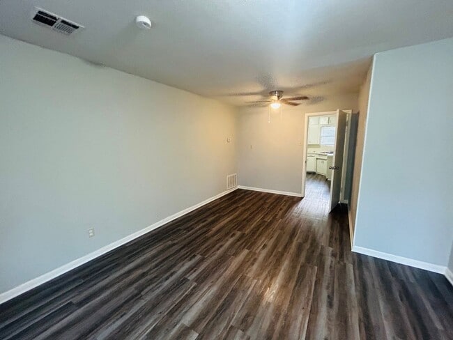 Building Photo - Spacious South Waco Home
