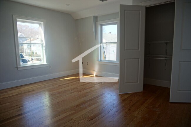 Building Photo - Charming 5 Bedroom-No Broker Fee